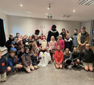 Chiro speelt en feest! 450 Kerstrozen kleuren Roy